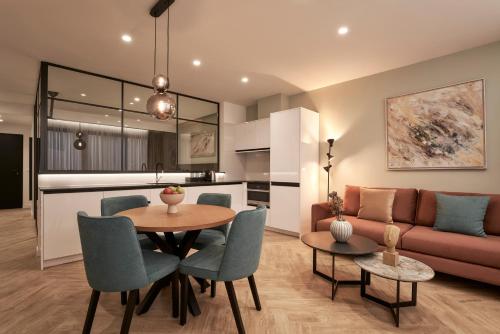 ein Wohnzimmer mit einem Tisch und einem Sofa in der Unterkunft Hestia - Dimitressa 4 in Athen