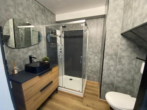 une salle de bain avec un lavabo et une douche dans l'établissement Studio 2 personnes superbe vue mer à 50m de la plage du Fort Bloqué - JULIAN, à Ploemeur