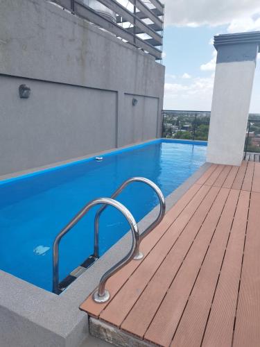 een zwembad op het dak van een gebouw bij DEPTO PLUS Booking in Monte Grande