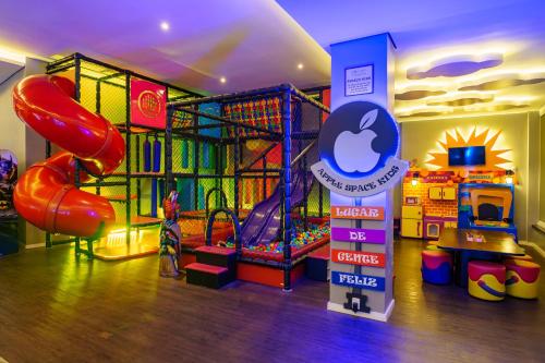 una sala giochi per bambini con scivolo e scivolo di Pousada Apple House Paraty a Parati