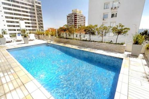 una gran piscina azul en la parte superior de un edificio en Lux Tower Departamento 2 ambientes para 2 a 4 personas, en Punta del Este