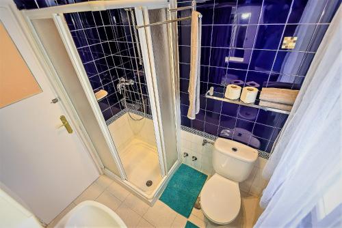聖瑪麗亞港的住宿－Plaza Polvorista 4-Bedroom Apartment w Balcony，一间带卫生间和淋浴的小浴室