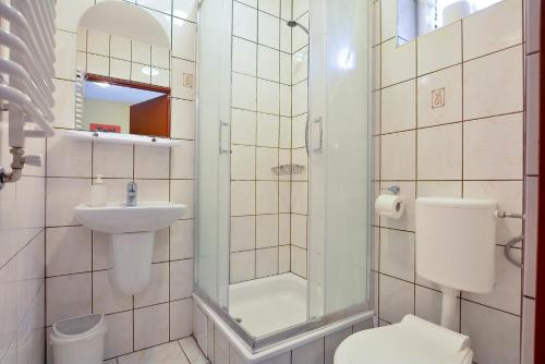 uma casa de banho com um WC, um lavatório e um chuveiro em Roman Tarnawa "Nasz Domek" em Szczytna
