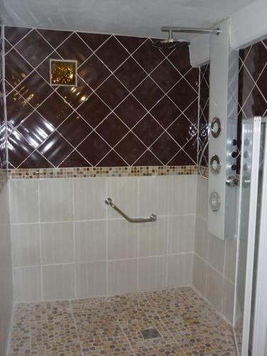 Bilik mandi di Gîte des Cèdres Ferienwohnung à Ameugny Taizé Cluny