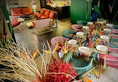 Cette chambre comprend une grande table et des chaises. dans l'établissement La Dame de Verre, à Rochefort