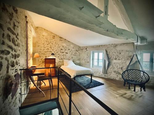 una camera con letto e scrivania di La Dame de Verre a Rochefort