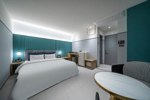 Hotel Classy tesisinde bir odada yatak veya yataklar