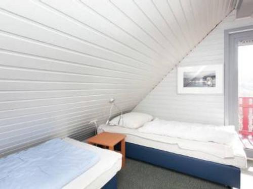 キルヒハイムにあるSeepark Kirchheim Haus Mathildeの白い部屋(ベッド1台、テーブル付)