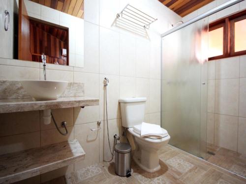 W łazience znajduje się toaleta, umywalka i prysznic. w obiekcie Pousada Shekinah w mieście Olímpia