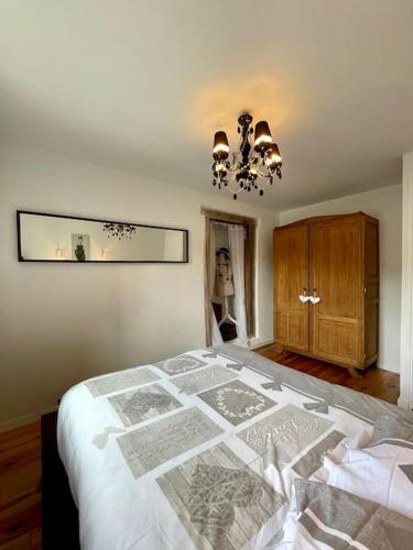 Postel nebo postele na pokoji v ubytování Gîte Les Voûtes du Chambon
