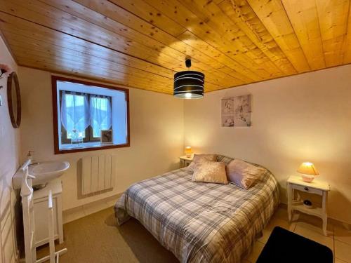 Postel nebo postele na pokoji v ubytování Gîte Les Voûtes du Chambon