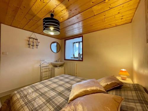 Postel nebo postele na pokoji v ubytování Gîte Les Voûtes du Chambon