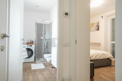 een slaapkamer met een bed en een badkamer bij Lora apartment,free private parking, self check in in Como