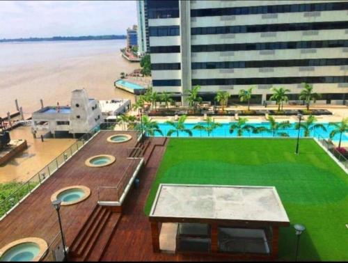 Vista de la piscina de Departamento en la mejor zona de Guayaquil o alrededores