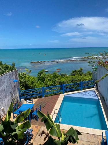 una piscina con vistas al océano en Apartamentos Orrit Real Estate, en Pipa