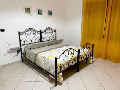 ein Schlafzimmer mit einem Bett in einem Zimmer in der Unterkunft Parvis home in Brindisi