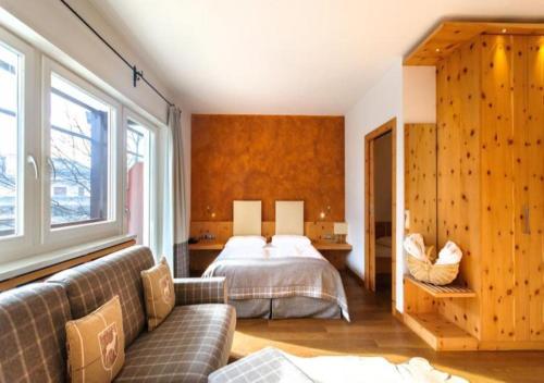 A bed or beds in a room at Residence Hotel Alpinum