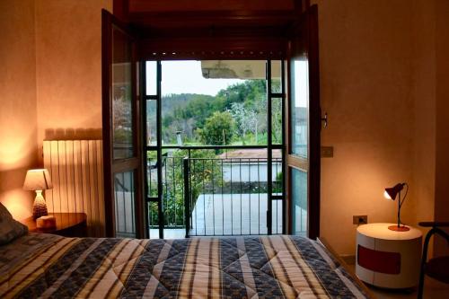 um quarto com uma cama e uma grande janela em Kubri Home ! A Confortable space for Mind & Soul. em Pellezzano