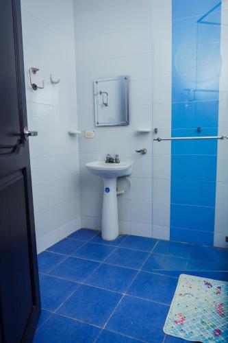 a bathroom with a toilet and a sink at Cabanas Villa Antonella Covenas in Coveñas