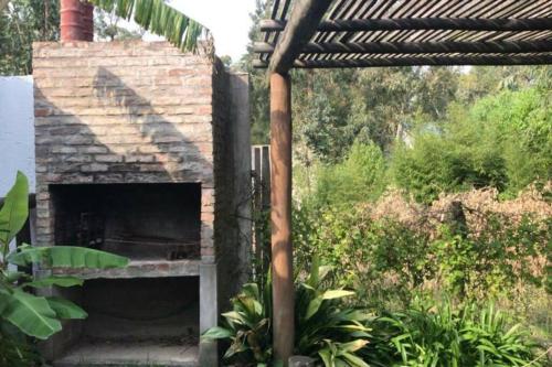 an outdoor brick oven with a roof at Casa ideal para pareja en Bella Vista - Maldonado in Bella Vista