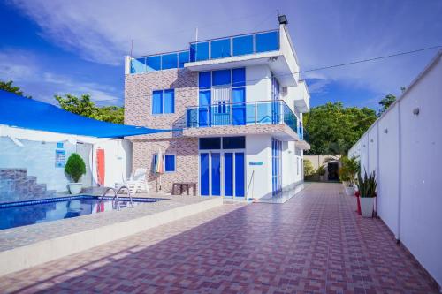 una casa con piscina frente a ella en Cabanas Villa Antonella Covenas, en Coveñas