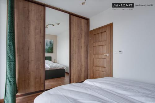 Posteľ alebo postele v izbe v ubytovaní Apartament Zielony Gaj nad Jeziorem Żywieckim Laguna Beskidów