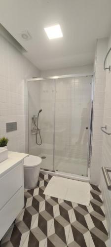 La salle de bains est pourvue d'une douche, de toilettes et d'un lavabo. dans l'établissement Merc Porto Estudio 245, à Porto
