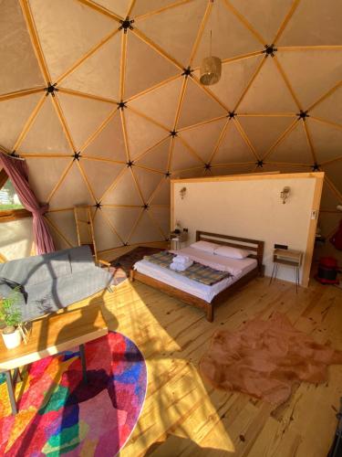Habitación con cama y mesa en una yurta en North Dome & Suite, en Rize