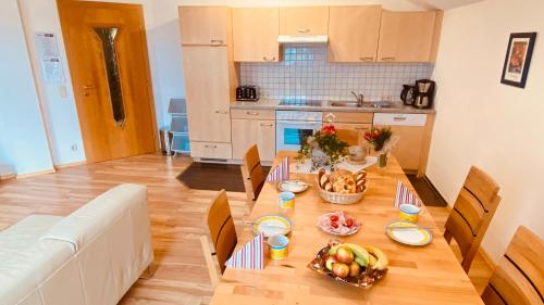een keuken met een houten tafel met eten erop bij Haus Dekorso in Dorfgastein