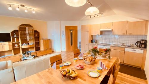 een keuken met een houten tafel en een eetkamer bij Haus Dekorso in Dorfgastein