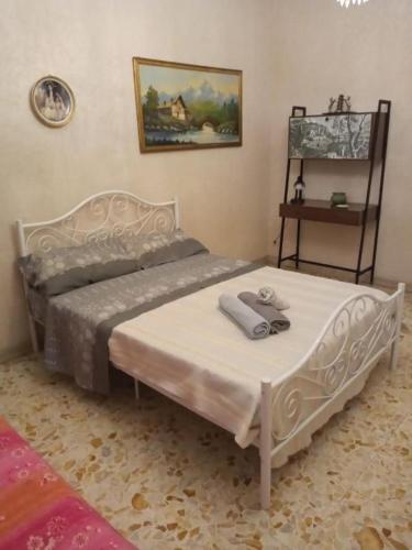 um quarto com uma cama com duas toalhas em B&B Viale Liberta Giarre (CT) em Giarre