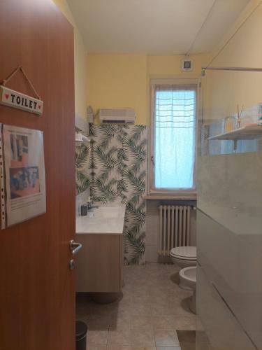 クレーマにあるB&B Country House Cremaのバスルーム(洗面台、トイレ付)、窓が備わります。