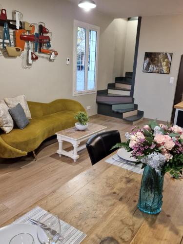 un salon avec un canapé et une table avec des fleurs dans l'établissement Bleautiful 