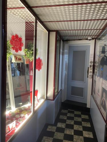 un corridoio con porta e pavimento a scacchi di Ibiza Vibes Studio - Festive, Beach & Sun Atmosphere - Amazing location IN city center a Namur