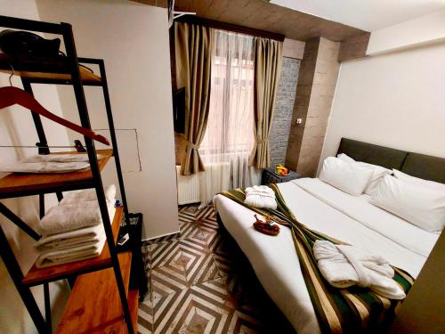 Giường trong phòng chung tại Mates Port Hotel