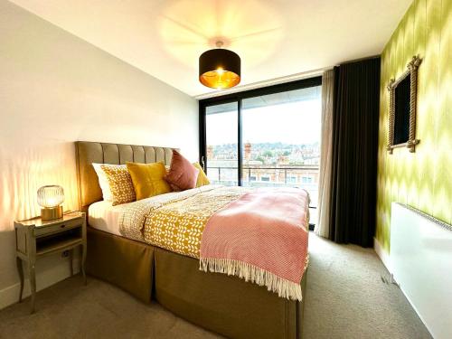 Voodi või voodid majutusasutuse 1 Min Walk to the Best Beach! Stunning New 2 Bedroom Apartment - Great Location - FREE Parking - Fast WiFi - Smart TV - sleeps up to 4! Close to Purbeck, Corfe Castle, Sandbanks, Poole & Bournemouth toas