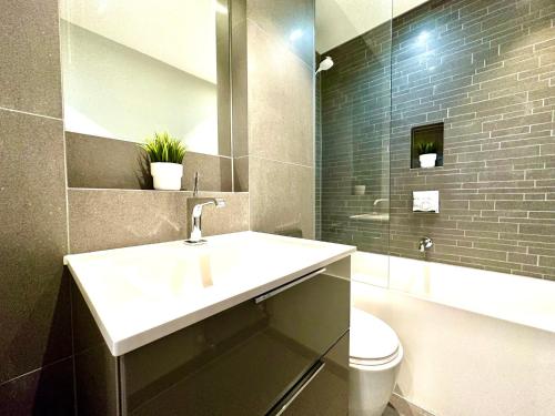 Vannituba majutusasutuses 1 Min Walk to the Best Beach! Stunning New 2 Bedroom Apartment - Great Location - FREE Parking - Fast WiFi - Smart TV - sleeps up to 4! Close to Purbeck, Corfe Castle, Sandbanks, Poole & Bournemouth