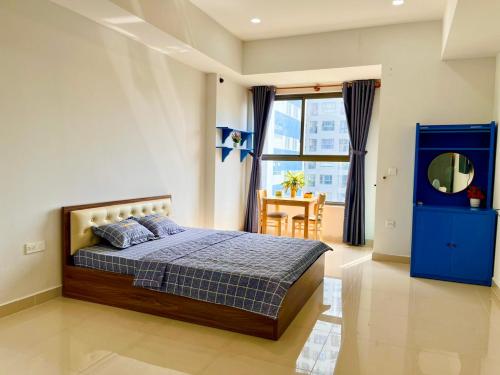 1 dormitorio con 1 cama y armario azul en Botanica Premier Apartment - near Tan Son Nhat airport - 5 minutes - Nice, en Ho Chi Minh
