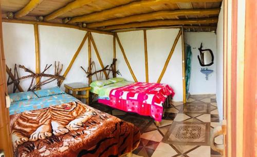 1 dormitorio con 2 camas en una habitación en Alojamiento Rural Manu Viajeros, en San Agustín