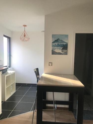 une table et une chaise dans une pièce dans l'établissement Studio 30m2 sympa à la limite de TOURS, à Saint-Pierre-des-Corps