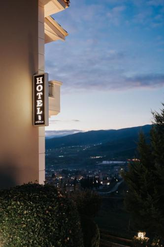 Nespecifikovaný výhled na hory nebo výhled na hory při pohledu z hotelu