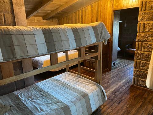 a room with two bunk beds in a cabin at Cabañas Agua del Oyamel in Perote