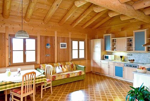 セイサー・アルムにあるAppartements Karbonのソファとテーブルのあるキッチンとリビングルーム