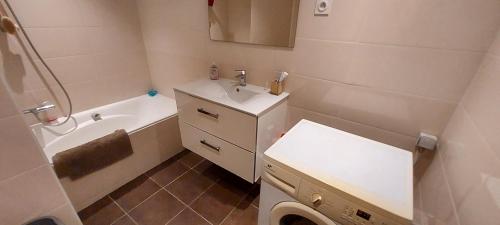 a small bathroom with a sink and a bath tub at chambre lit 2 personnes dans appartement du logeur in Mandelieu-la-Napoule