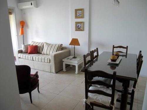 uma sala de estar com uma mesa e um sofá em Nuevo y bonito departamento en Saavedra-CABA em Buenos Aires