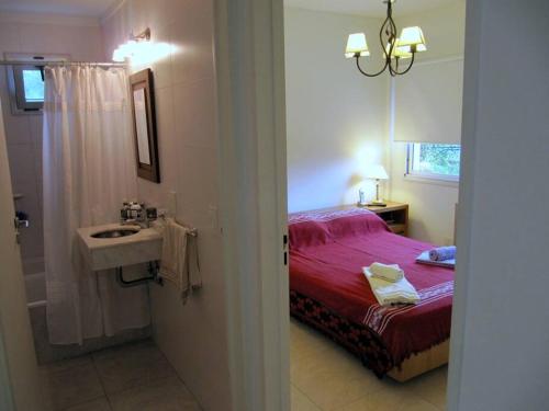 Habitación con baño con cama y lavabo. en Nuevo y bonito departamento en Saavedra-CABA en Buenos Aires