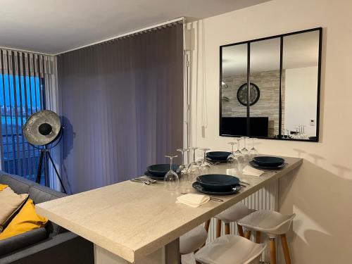 - une cuisine avec une table et des verres dans l'établissement Les jardins de Disney, à Ferrières-en-Brie