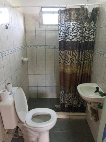 uma casa de banho com um WC e um lavatório em Casa rural cerca del Cabo em Rincón de los Oliveras