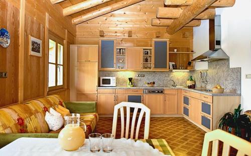 セイサー・アルムにあるAppartements Karbonのキッチン(ソファ、テーブル付)