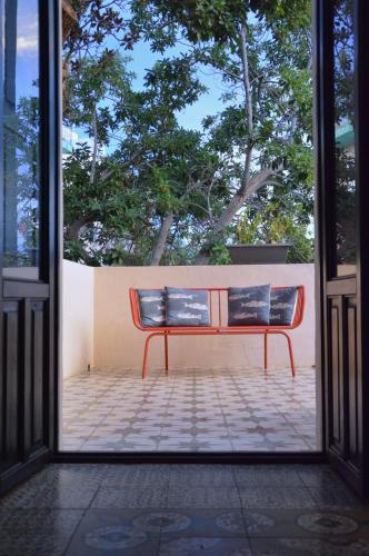 a red bench sitting outside of a door at Villa Nestor in Ingenio